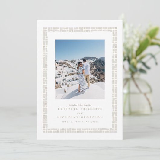 Save The Date Tile cadre simple beige destination mariage (Debout devant)