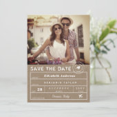 Save The Date Timbre rustique Destination Mariage Bagage Balise  (Debout devant)