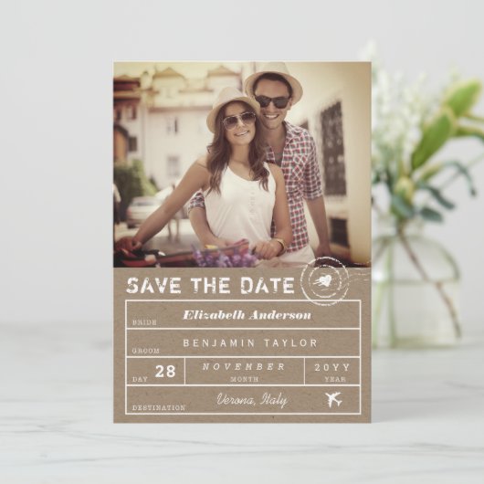 Save The Date Timbre rustique Destination Mariage Bagage Balise  (Debout devant)