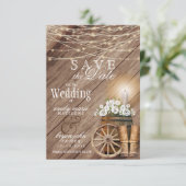 Save The Date Tonneau en bois rustique et guirlandes de lumières (Debout devant)