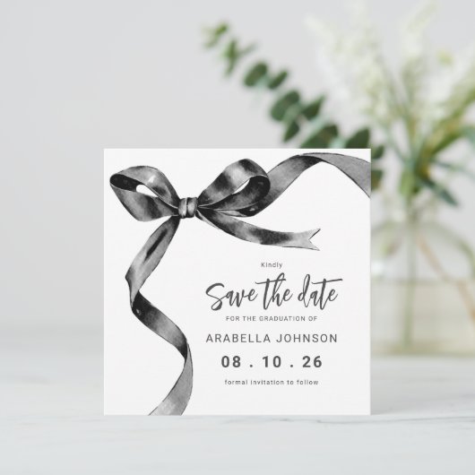 Save The Date Trendy Black Bow Graduation (Debout devant)