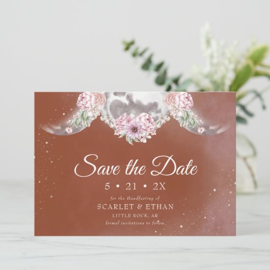 Save The Date Triple Lune & Étoiles Boho Terracotta Handfasting (Debout devant)
