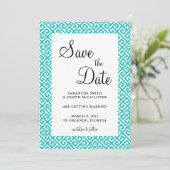 Save The Date Turquoise et blanc Motif de clé grecque diagonale (Debout devant)