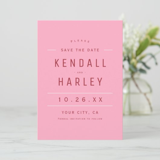 Save The Date Typographie chic moderne rose rouge Photo simple (Debout devant)