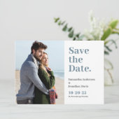 Save The Date Typographie Classique Gras Bleu Poussiéreux (Debout devant)