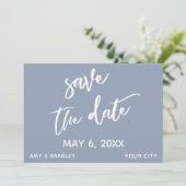 Save The Date Typographie de mariage bleu poussiéreux écriture d (Debout devant)