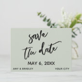 Save The Date Typographie de mariage vert sauge écriture décontr (Debout devant)