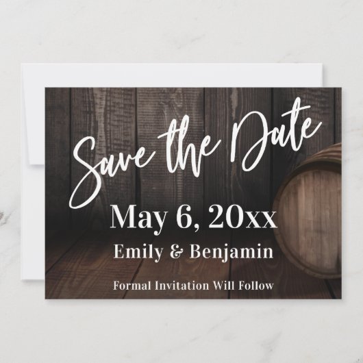 Save The Date Typographie décontractée sur tonneau en bois marro (Devant)