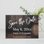 Save The Date Typographie décontractée sur tonneau en bois marro (Debout devant)