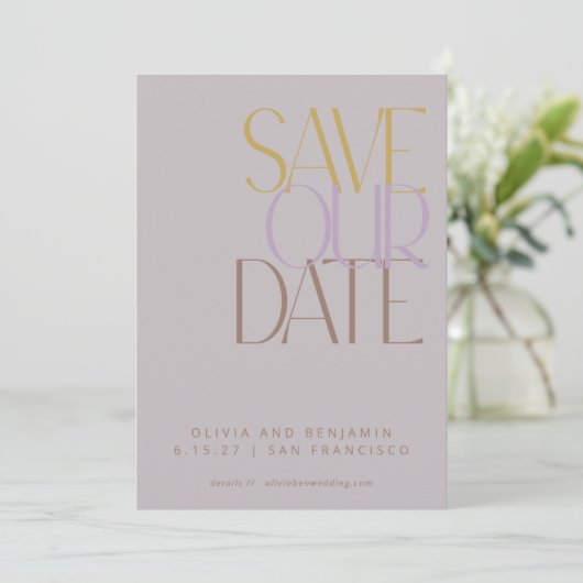 Save The Date Typographie élégante poussiéreuse lilas du milieu (Debout devant)