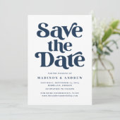 Save The Date Typographie Moderne Navy (Debout devant)