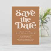 Save The Date Typographie moderne Terracotta (Debout devant)