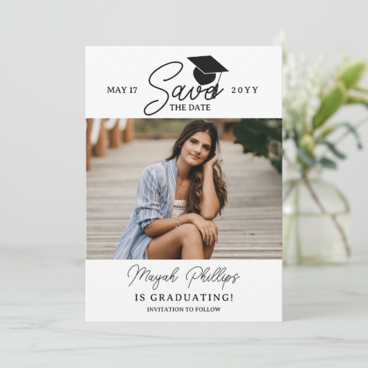 Save The Date Typographie noire Diplôme photo Enregistrer la dat (Debout devant)