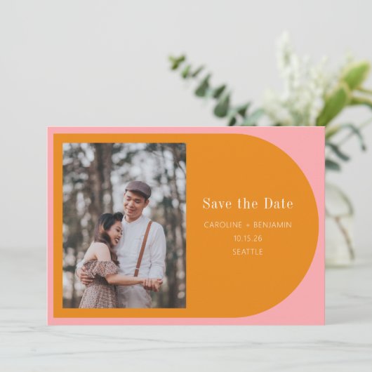 Save The Date Typographie simple géométrique rose orange (Debout devant)