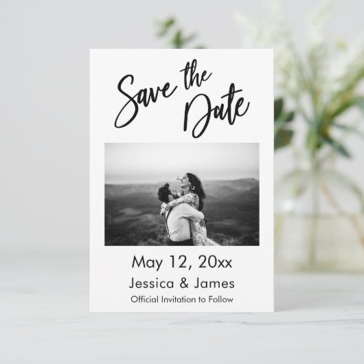 Save The Date Typographie simple noir et blanc avec photo (Debout devant)