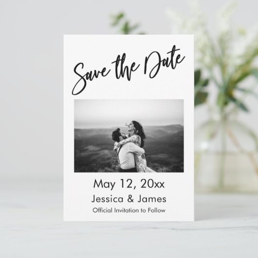 Save The Date Typographie simple noir et blanc avec photo (Debout devant)
