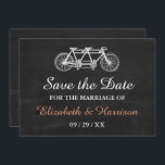 Save The Date Vélo Tandem Sur Chalkboard Mariage Enregistrer La<br><div class="desc">Ces cartes de dates sont parfaites pour tout couple qui planifie une fête mariage romantique. Le design est composé d'un arrière - plan à effet de tableau de bord branché avec un design de moto en tandem mignon. Le simple modèle peut être personnalisé pour votre événement spécial et ferait l'article...</div>