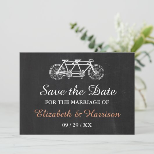 Save The Date Vélo Tandem Sur Chalkboard Mariage Enregistrer La  (Debout devant)