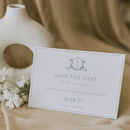 Save The Date Vins intemporels Dusty Blue Crest Monogramme Maria