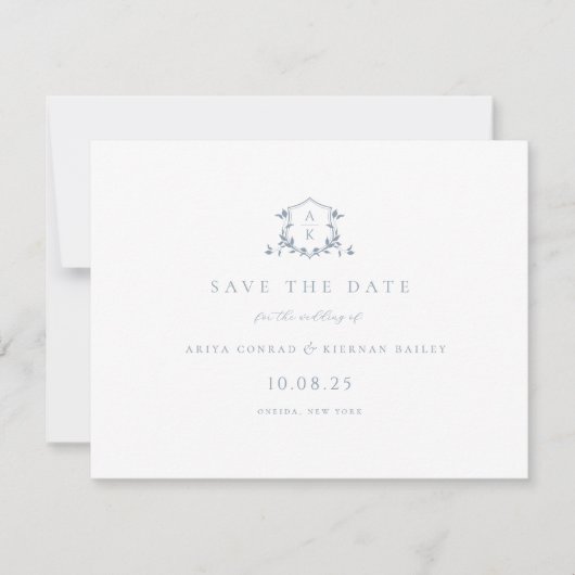 Save The Date Vins intemporels Dusty Blue Crest Monogramme Photo (Devant)