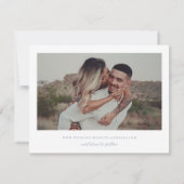 Save The Date Vins intemporels Dusty Blue Crest Monogramme Photo (Dos)