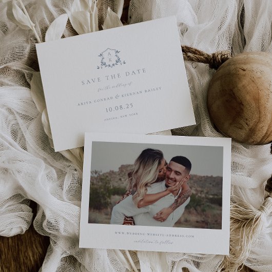Save The Date Vins intemporels Dusty Blue Crest Monogramme Photo