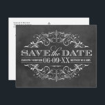 Save The Date Vintage Black Chalkboard Mariage<br><div class="desc">Des tourbillons décoratifs et des fioritures encadrent ce mariage d'inspiration vintage et élégante,  à l'exception du design de la carte de date. Arrière - plan de style tableau noir texturé avec modèle de couleur craie blanche.</div>