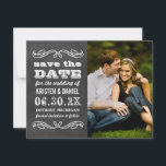 Save The Date Vintage Black Chalkboard Mariage photo<br><div class="desc">Annoncez votre mariage dans le style avec ces photos vintages chic enregistrer les cartes de date! Caractéristiques de la typographie mixte blanche et élégante touche de design de défilement sur un tableau noir arrière - plan texturé. Personnalisez avec votre texte personnalisé et votre photo fiançailles préférée. Jeu de couleurs :...</div>