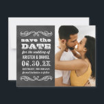 Save The Date Vintage Black Chalkboard Mariage photo<br><div class="desc">Annoncez votre mariage dans le style avec ces photos vintages chic enregistrer les cartes de date! Caractéristiques de la typographie mixte blanche et élégante touche de design de défilement sur un tableau noir arrière - plan texturé. Personnalisez avec votre texte personnalisé et votre photo fiançailles préférée. Jeu de couleurs :...</div>
