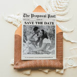 Save The Date Vintage minimaliste journal Mariage photo<br><div class="desc">Capturez l'essence de la romance intemporelle avec notre minimaliste photo de journal Enregistrer la carte Mariage de date. Inspirée par les modèles de journaux vintages, cette carte minimaliste présente des lignes épurées et une typographie classique, permettant à votre photo chère de prendre le devant de la scène. Que ce soit...</div>