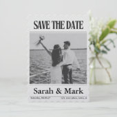 Save the Date vintage newspaper trending round (Debout devant)