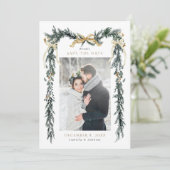 Save The Date Winter Greenery Garland Wedding Photo Gold & Green (Debout devant)