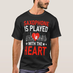 Saxofoon wordt gespeeld met het hart in saxofoon t-shirt