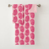 Scallop Shell Block Print, Fuchsia and Bleek Pink Bad Handdoek (Insitu)