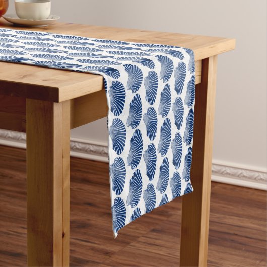 Scallop Shell Block Print, Indigo and White Korte Tafelloper (Voorbeeld)