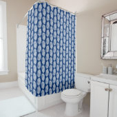 Scallop Shell Block Print, Navy Blue en White Douchegordijn (In situ)
