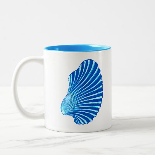Scallop Shell Block Print, Zee Blauw en Wit Tweekleurige Koffiemok (Links)