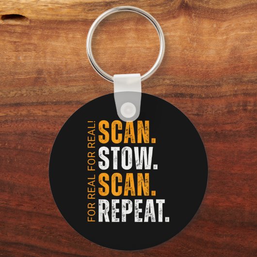 Scan Stow Scan Repeat Funny Warehouse Worker Sleutelhanger (Voorkant)