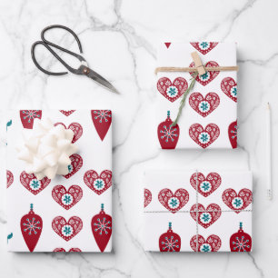 Scandinavische kerstharten Reindeer Red Baubles Inpakpapier Vel