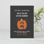 Scared pumpkin, eenvoudige zwarte halloween bruilo kaart (Staand voorkant)