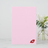 Scellé avec une papeterie de Valentine de baiser (Debout devant)