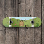 Scène apicole - Sauvez le skateboard des abeilles<br><div class="desc">Save the Bees Skateboard : une scène apicole composée d'un paysage avec ruche,  abeilles et fumeur d'abeilles dans un style de dessin animé. Un beau cadeau pour un apiculteur ou un amoureux des fleurs et des abeilles !</div>