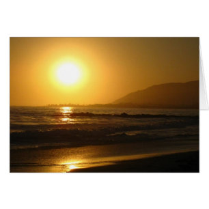 Scène de plage du coucher de soleil jaune