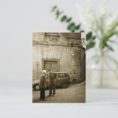 Scène de rue italienne à sépia carte postale (Debout devant)