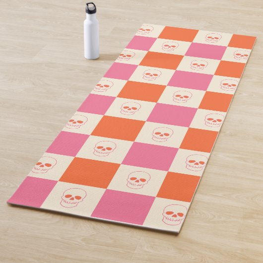 Schaakbordschedels in roze, Sinaasappel en crème Yogamat (In situ)
