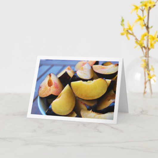 Schaal van gesneden pruimenfruit kaart (Gele Bloem)