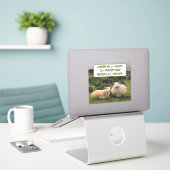 Schaap in veld aangepaste grote Sticker met tekst (Laptop op bureau)