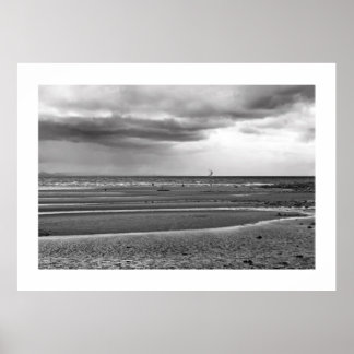 Schaats dat op het strand surft, zwart-wit poster