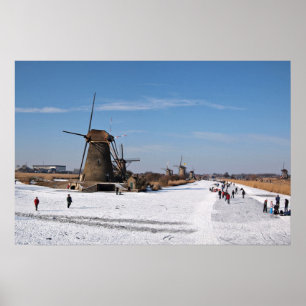 Schaatsen langs de windmolens in de winter poster
