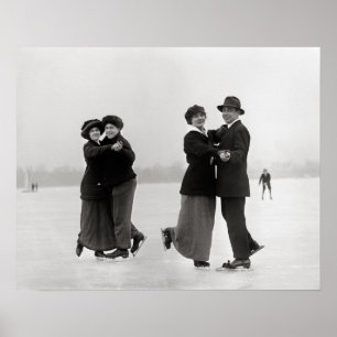 Schaatsende koppels, 1915. Oude winterfoto Poster